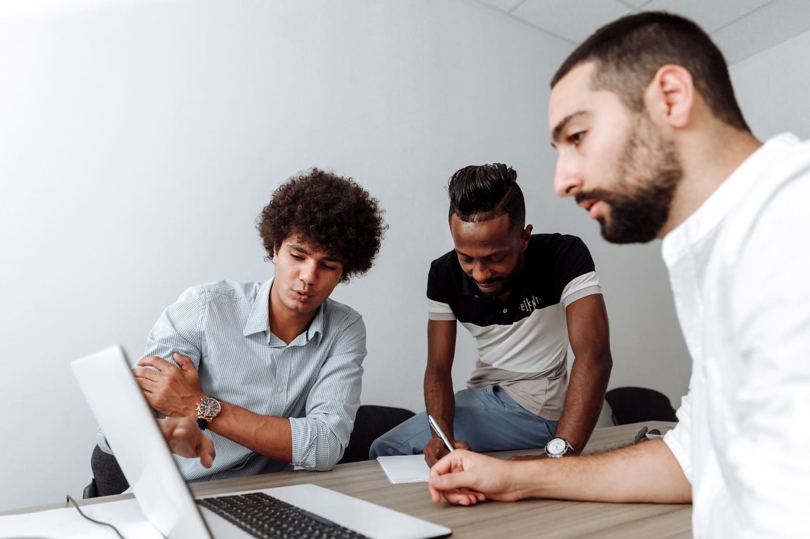 En quoi les événements historiques ont-ils façonné la vision du travail de chaque génération ?